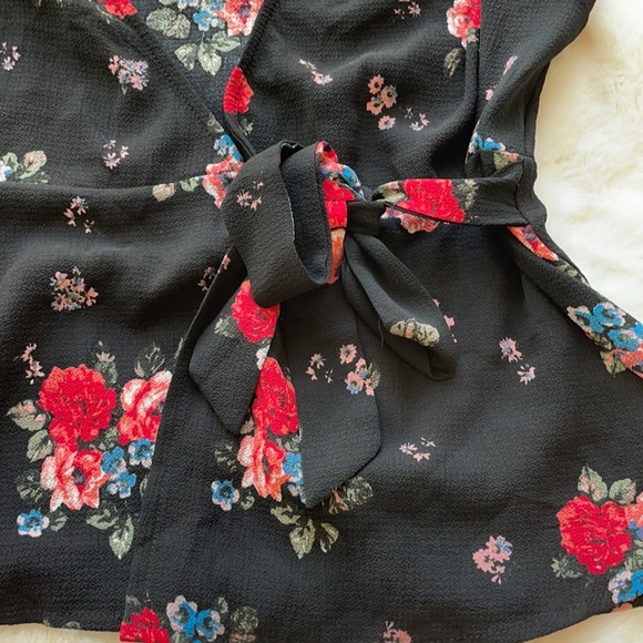 SOLD Floral tie front wrap shirt. Short sleeved, baby doll style at bottom - Picture 4 of 4